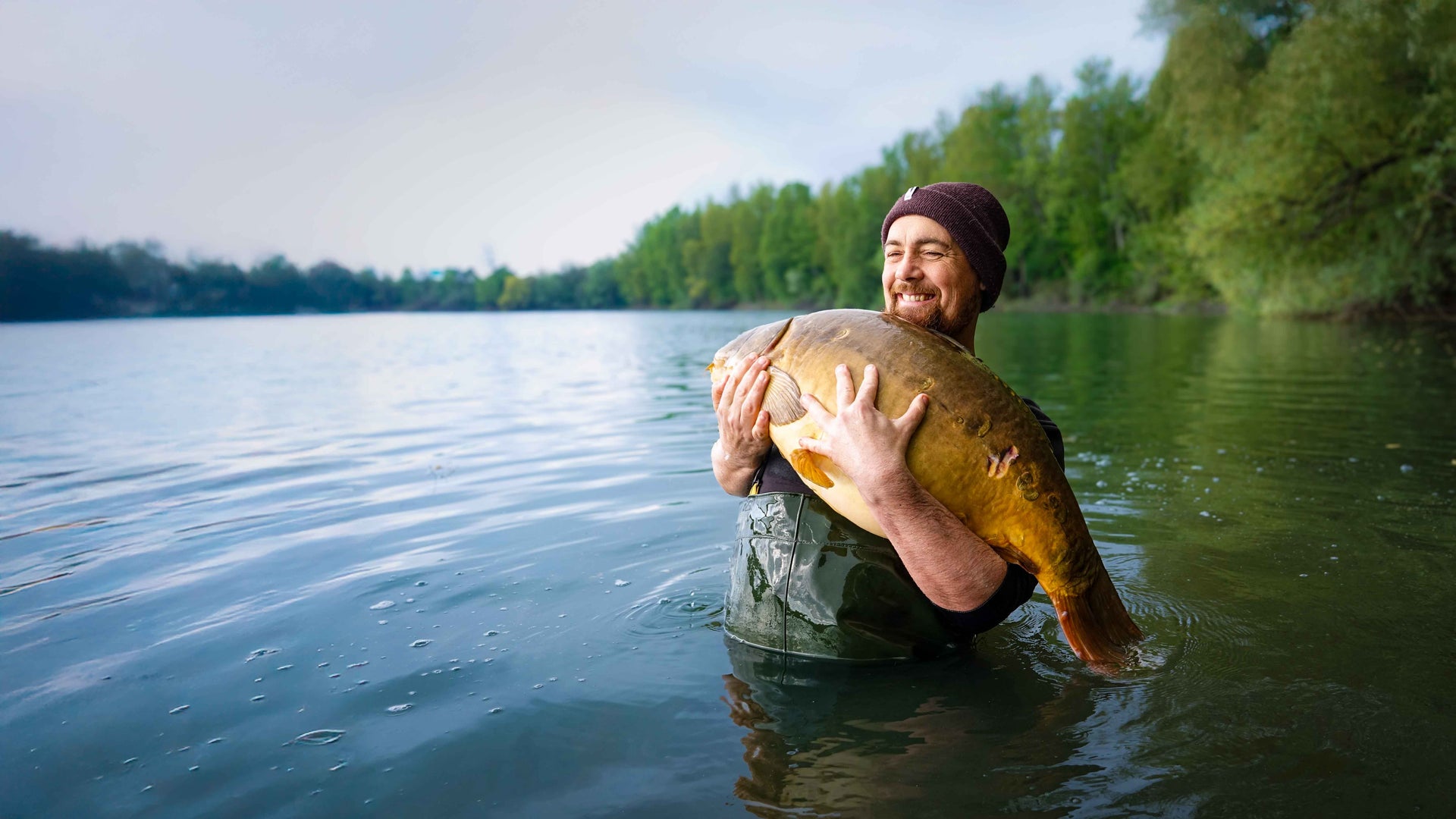 Erik met een vangst aan de rivier